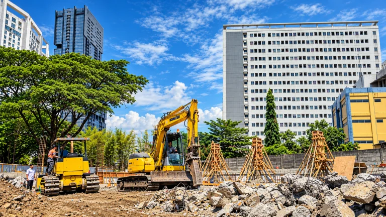 Excavator Breaker PC75 Komatsu menghancurkan bangunan dan beton di Surabaya