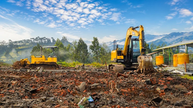 Bulldozer D31 dan Excavator PC75 Sany SY 75 utnuk Proyek Penyiapan Lahan, Pembersihan lahan dan Land Clearing untuk Konstruksi Kandang Sapi di Nongkojajar, Tutur Pasuruan