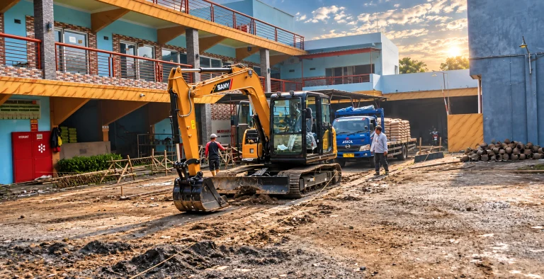 Excavator PC75 Pembangunan Gedung Baru Klinik Alfiza Medika Utama Rembang Pasuruan Persewaan Alat Berat Pasuruan