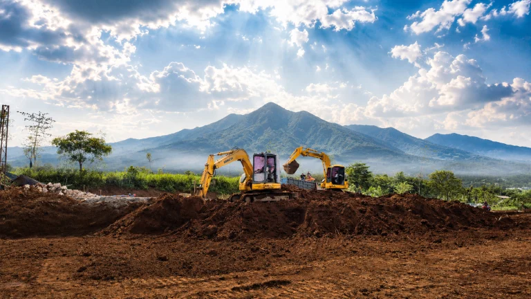 Excavator PC75 dan PC78 Menggali Tanah, Cut and Fill dan Penyiapan lahan di area pegunungan Prigen Pandaan Pasuruan