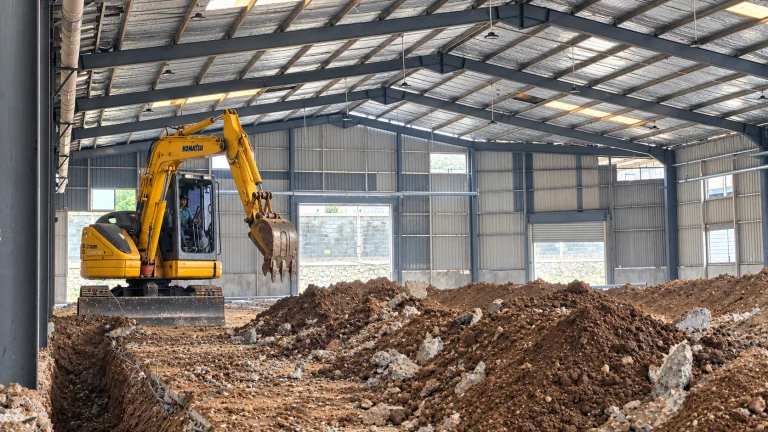 Excavator PC75 bucket mini 30 cm untuk galian saluran dan pondasi di Kawasan Industri PIER Rembang Pasuruan oleh PT ASA RENTAL