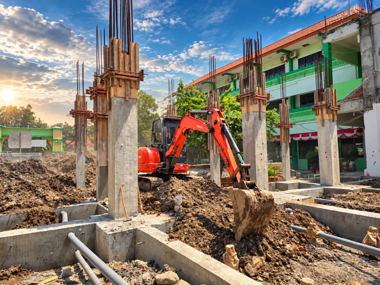 Excavator mini PC50 Pembangunan Gedung SMA NU 2 Gresik