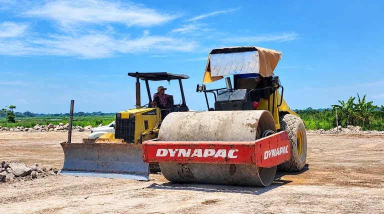 Dozer D31 dan Vibro Roller 20 Ton untuk proyek pengurukan dan pemadatan lahan di Pergudangan Sirie, Lingkar Timur, Sidoarjo, oleh PT. ASA RENTAL.